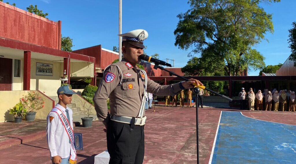 Polisi Saweu Sikula: Polantas Jadi Pembina Upacara di SMA Negeri Modal Bangsa Arun