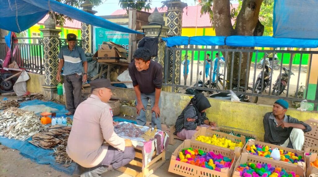 Patroli Dialogis: Personel Polsek Nisam Sambangi Pedagang, Bangun Kedekatan dengan Warga
