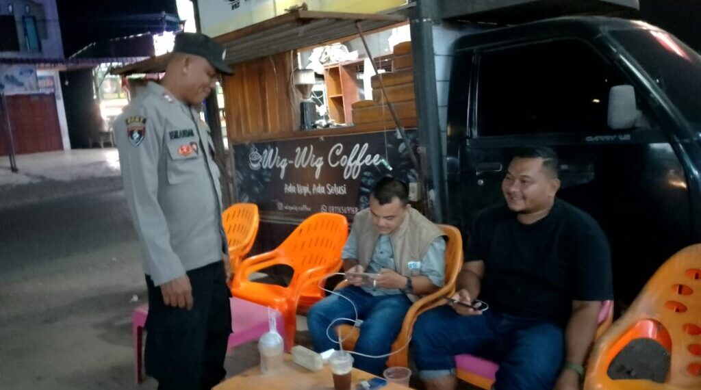 Patroli Malam: Personel Polsek Blang Mangat Sampaikan Imbauan Kamtibmas