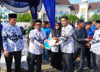 Penyerahan Penghargaan untuk Puluhan Guru Warnai Upacara HGN ke-79 Pemkab Aceh Utara