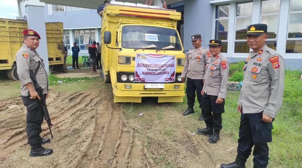 Personel Polres Lhokseumawe Kawal Distribusi Logistik Pemilu ke 12 Kecamatan di Aceh Utara