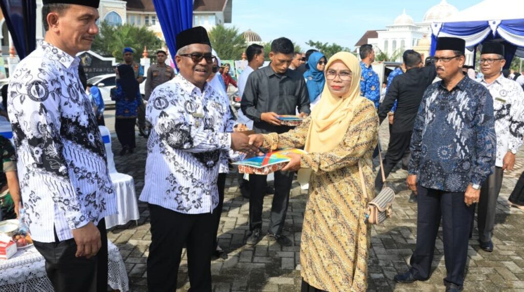 Penyerahan Penghargaan untuk Puluhan Guru Warnai Upacara HGN ke-79 Pemkab Aceh Utara
