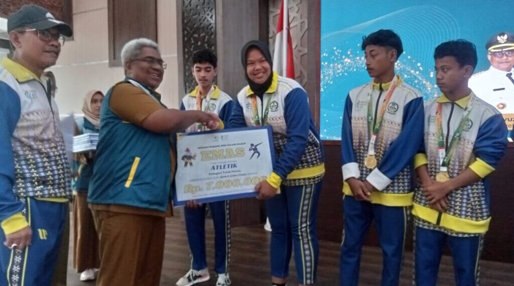 Pj Bupati Mahyuzar Serahkan Bonus untuk Atlet Peraih Medali POPDA Aceh