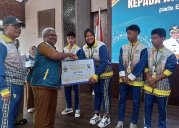 Pj Bupati Mahyuzar Serahkan Bonus untuk Atlet Peraih Medali POPDA Aceh