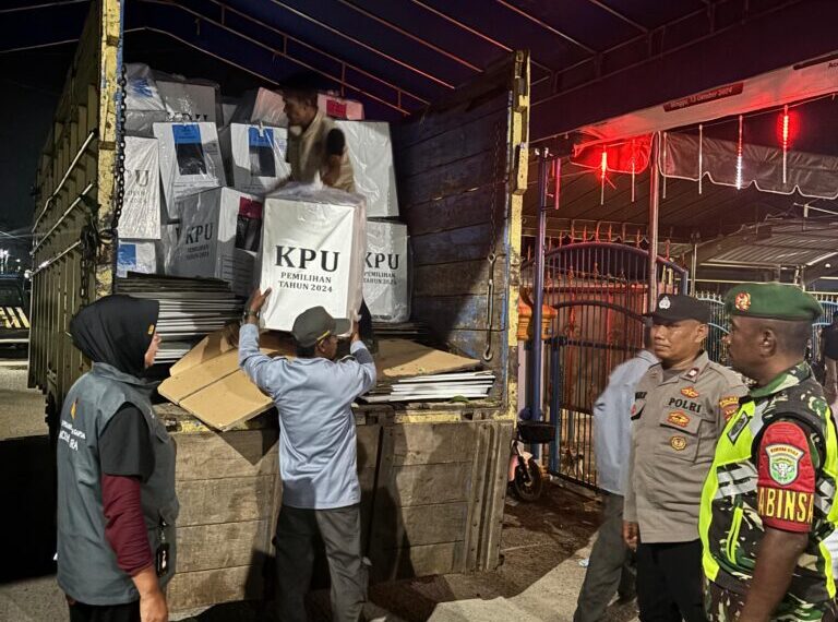 Polsek Dewantara Amankan Pergeseran Kota Suara dari TPS ke Kantor PPK Kecamatan Dewantara