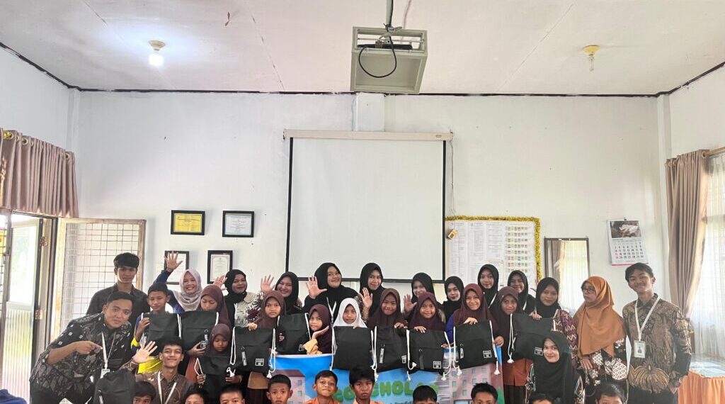 Komunitas TurunTangan Lhokseumawe Salurkan Beasiswa Melalui Program EcoScholar