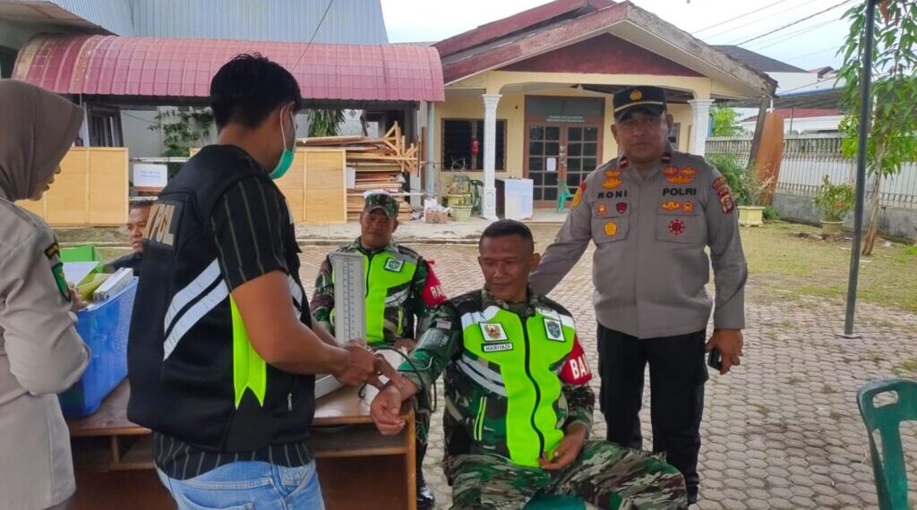 Pemeriksaan Kesehatan Personil Pengamanan Kantor PPK Kecamatan oleh Dokkes Polres Lhokseumawe