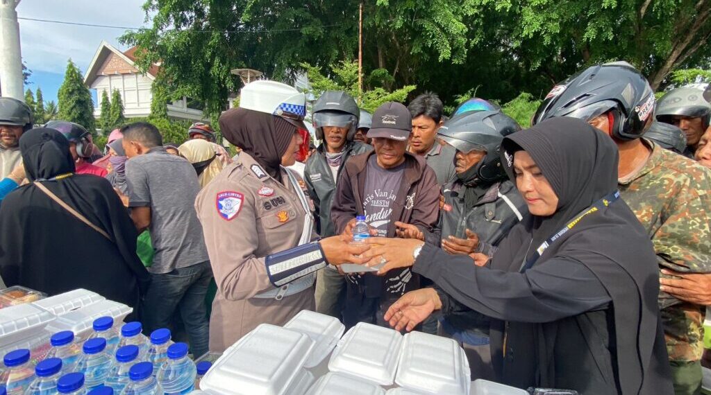 Satlantas Polres Lhokseumawe Laksanakan Jumat Barokah, Bagikan Nasi Kotak dan Edukasi Tertib Lalu Lintas