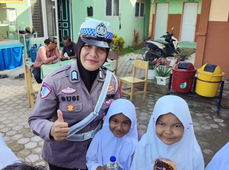 Jumat Barokah : Satlantas Polres Lhokseumawe Berbagi dan Edukasi di SD Negeri 15 Banda Sakti