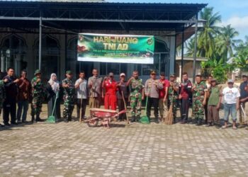 TNI Bersama Polri, dan Warga Karya Bakti di Masjid Baitul Huda