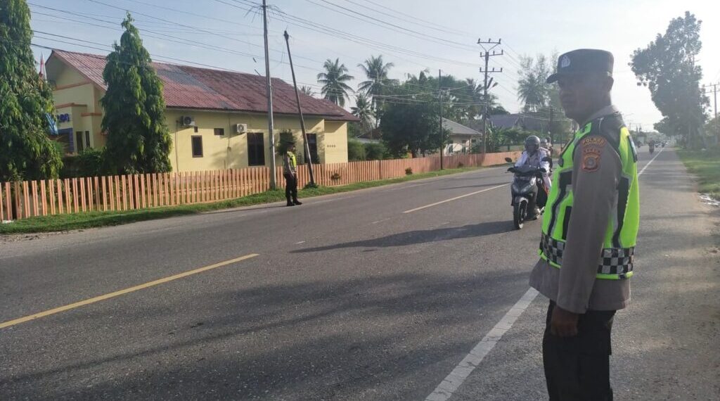 Polsek Blang Mangat Gelar Strong Point, Arus Lalu Lintas di Jalan Raya Medan-Banda Aceh Lancar
