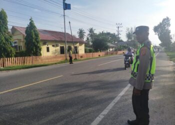 Polsek Blang Mangat Gelar Strong Point, Arus Lalu Lintas di Jalan Raya Medan-Banda Aceh Lancar