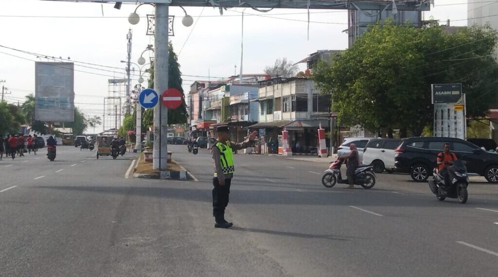 Polsek Banda Sakti Pastikan Kelancaran Lalu Lintas di Simpang BTN Lhokseumawe