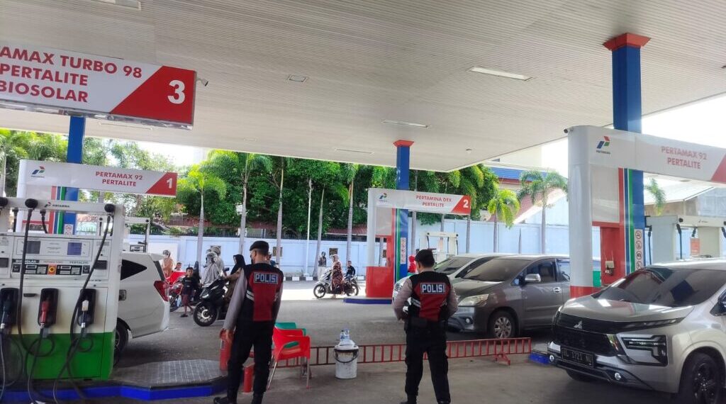 Jelang Hari Libur Nataru 2024, Sat Samapta Polres Lhokseumawe Gelar Patroli Areal SPBU Cegah Gangguan Kamtibmas*