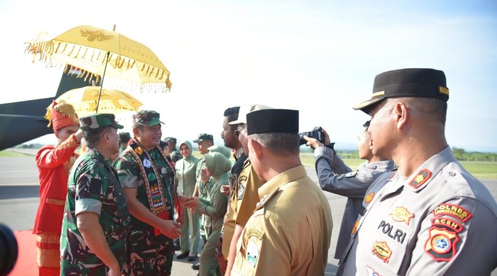 Ketua DPRK Faisal Sambut Kedatangan Kasad Maruli di Bandara Malikussaleh