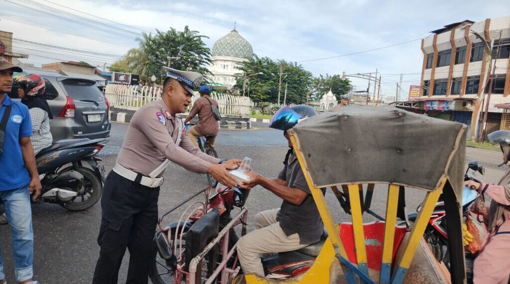 Jumat Barokah, Satlantas Polres Lhokseumawe Bagikan Nasi Kotak untuk Warga