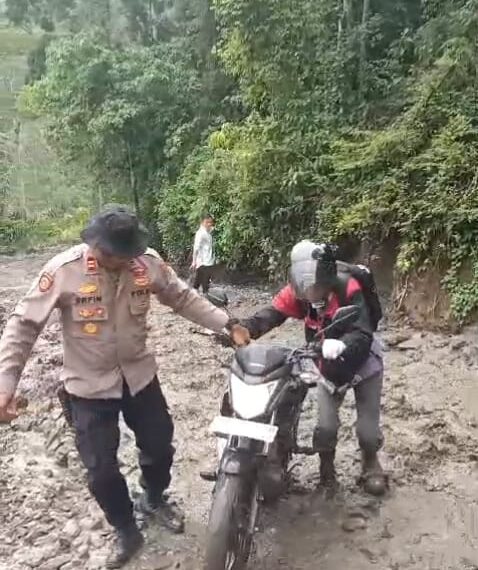 Sigap dan Peduli, Kapolsek Syiah Utama Turun Langsung Bantu Warga yang Terjebak Di Jalan yang Tertimbun Longsor.