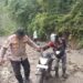 Sigap dan Peduli, Kapolsek Syiah Utama Turun Langsung Bantu Warga yang Terjebak Di Jalan yang Tertimbun Longsor.