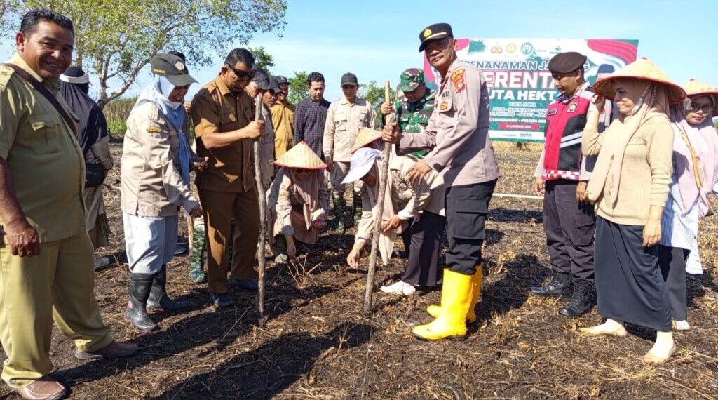 Polsek Lhoksukon Garap 2 Ha Lahan Tidur Tanam Jagung