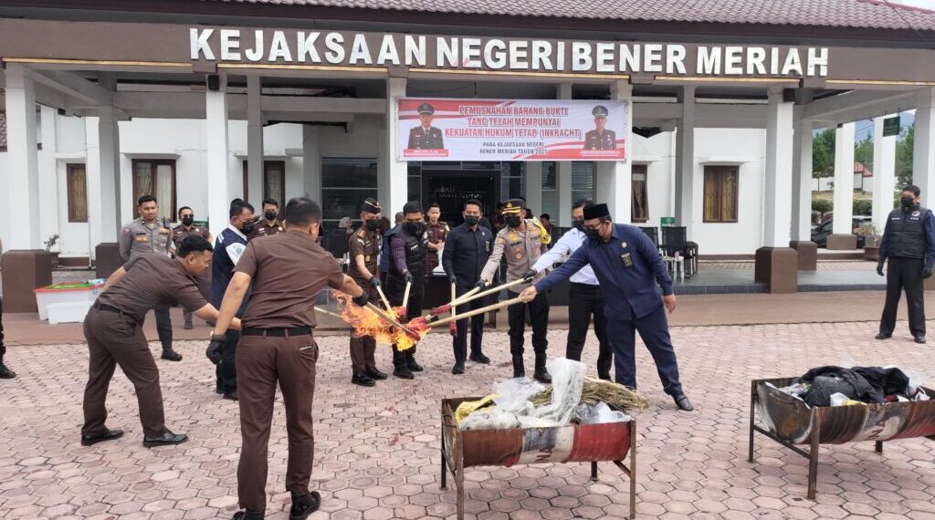 Kapolres Bener Meriah Hadiri Pemusnahan Barang Bukti dari 17 Perkara Hukum