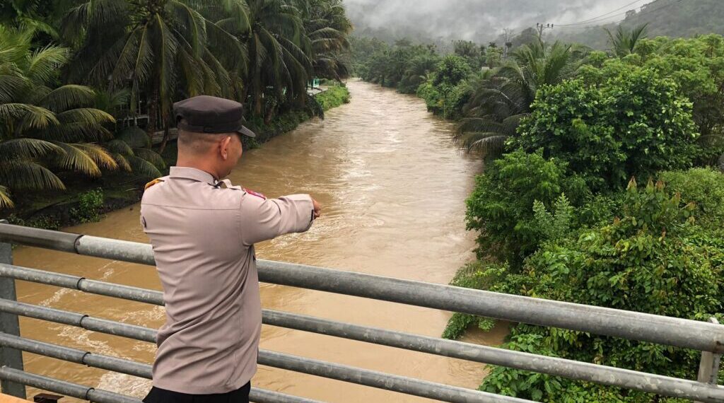 Personil Polsek Lhoong Polres Aceh Besar Monitoring Debit Air Pasca Hujan Deras