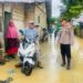 *Kapolsek Indra Makmu Monitor Banjir Yang Terjadi di Wilayahnya*