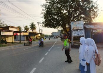 Polsek Syamtalira Bayu Amankan Jalan Raya, Pelajar Nyaman Menyeberang