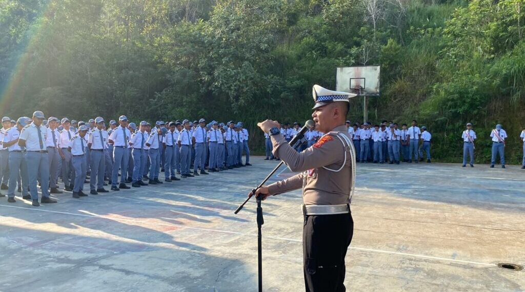 Polisi Saweu Sikula: Personil Satlantas Polres Lhokseumawe Jadi Pembina Upacara di SMK Negeri 7 Lhokseumawe