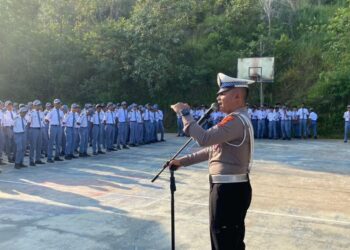 Polisi Saweu Sikula: Personil Satlantas Polres Lhokseumawe Jadi Pembina Upacara di SMK Negeri 7 Lhokseumawe