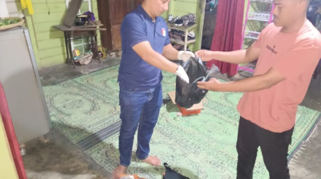 Penemuan Mayat Pria Gantung Diri, Tim Identifikasi Polres Bireuen Lakukan Olah TKP