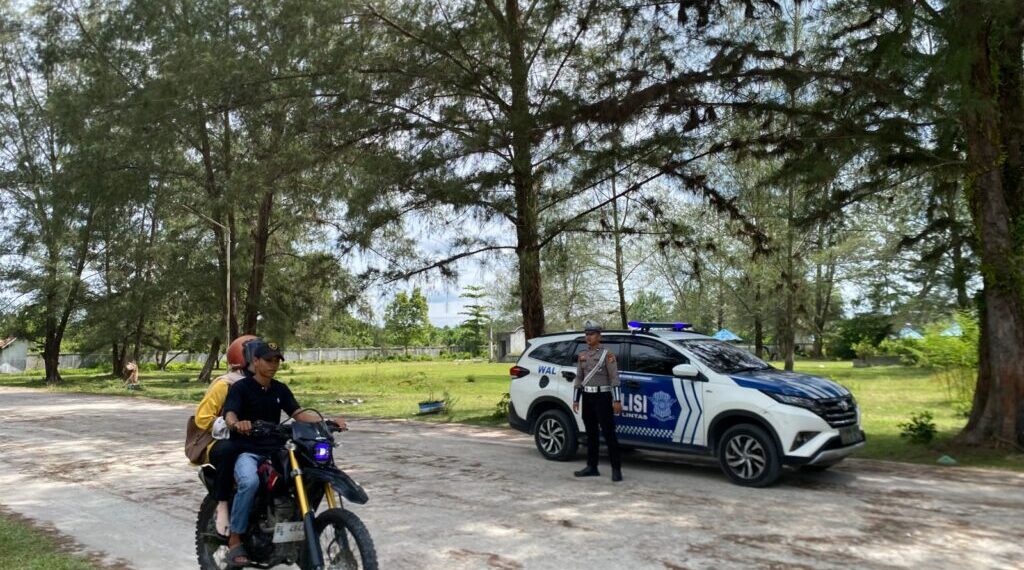 Personel Sat Lantas Polres Aceh Singkil Gatur di Area Objek Wisata Pantai Cemara Indah