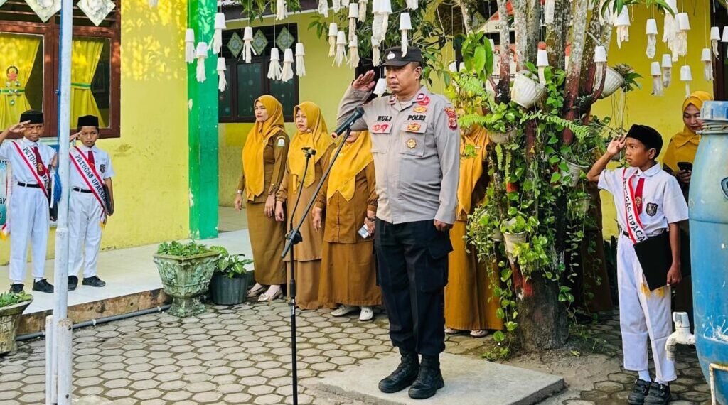 Kanit Binmas Polsek Birem Bayeun Menjadi Pembina Upacara di SDN 1 Desa Birem Rayeuk 