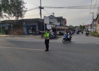 Polsek Syamtalira Bayu Pengaturan Arus Lalu Lintas dalam Giat Strong Point Pagi