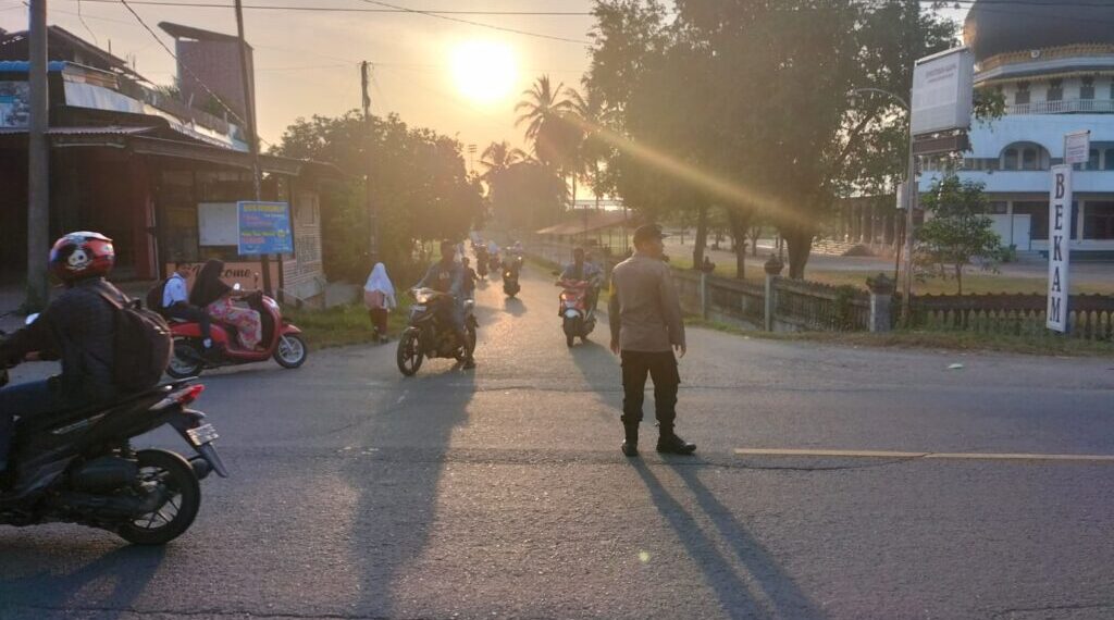 Polsek Muara Batu Pengamanan Zona Menuju Sekolah dalam Giat Strong Point Pagi