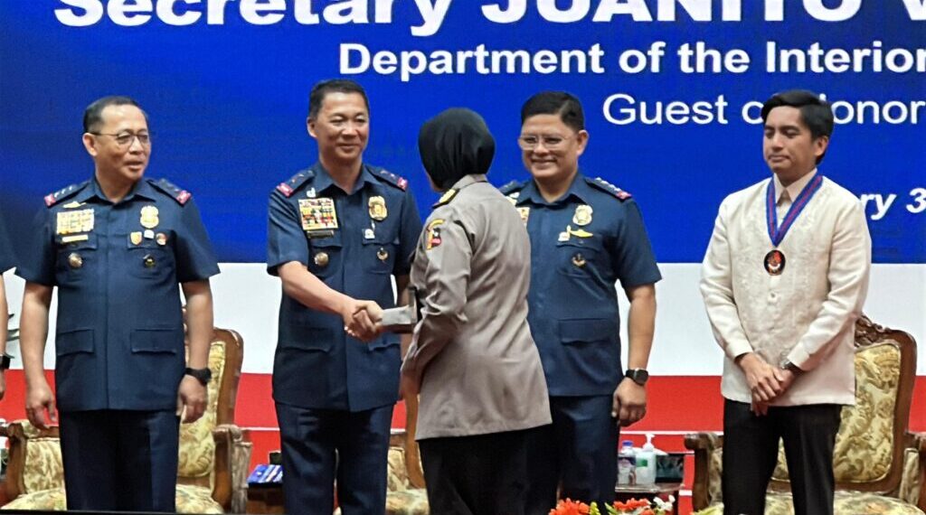 KOMBES POL RETNO PRIHAWATI TERIMA PENGHARGAAN DARI KEPALA KEPOLISIAN FILIPINA ATAS KONTRIBUSI DALAM KERJA SAMA HUKUM RI-FILIPINA