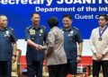 KOMBES POL RETNO PRIHAWATI TERIMA PENGHARGAAN DARI KEPALA KEPOLISIAN FILIPINA ATAS KONTRIBUSI DALAM KERJA SAMA HUKUM RI-FILIPINA