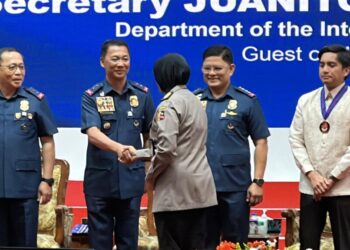 KOMBES POL RETNO PRIHAWATI TERIMA PENGHARGAAN DARI KEPALA KEPOLISIAN FILIPINA ATAS KONTRIBUSI DALAM KERJA SAMA HUKUM RI-FILIPINA