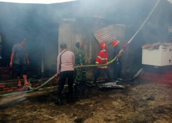 Personel Polres Aceh Barat Bantu Padamkan Kebakaran 3 Ruko di Meulaboh