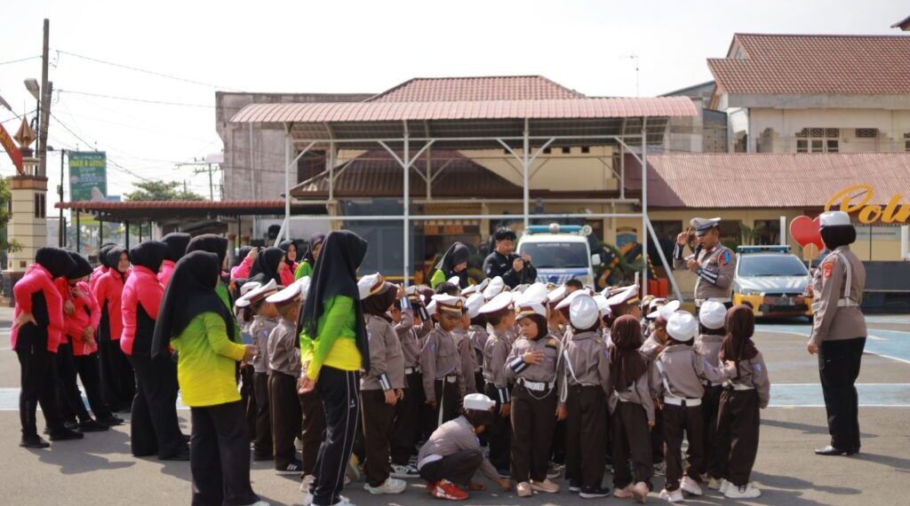 Operasi Keselamatan Seulawah 2025, Satlantas Polres Lhokseumawe Kenalkan Tertib Lalu Lintas kepada Anak Usia Dini