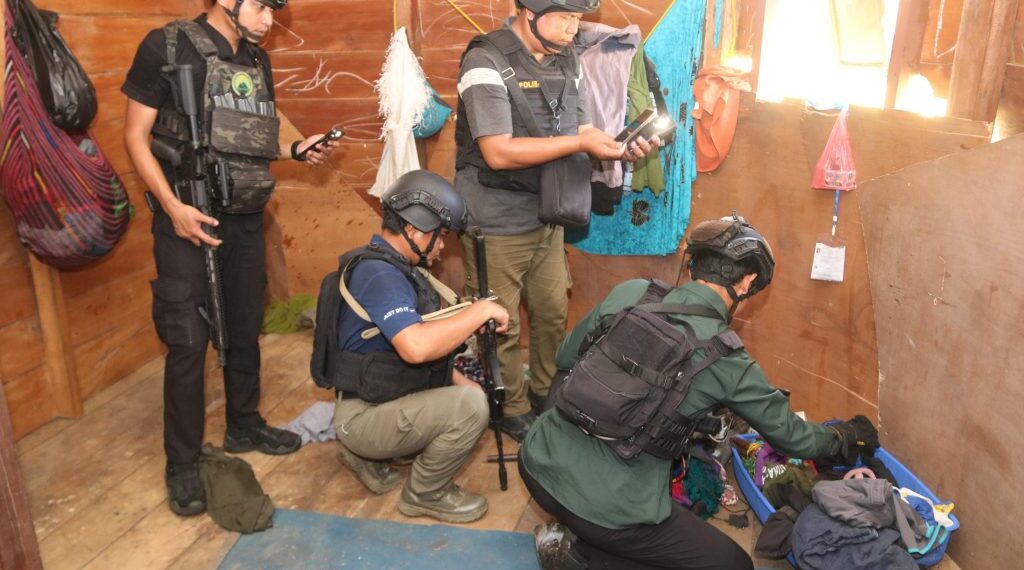 Satgas Ops Damai Cartenz 2025 Amankan Barang Bukti Pakaian Milik Nikson Matuan