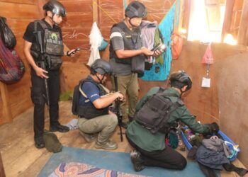 Satgas Ops Damai Cartenz 2025 Amankan Barang Bukti Pakaian Milik Nikson Matuan