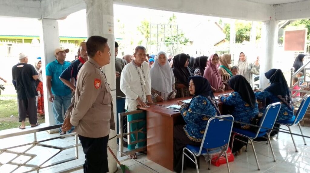 Polsek Blang Mangat Kawal Pasar Murah di Jambo Timu, Warga Antusias Dapatkan Sembako Murah